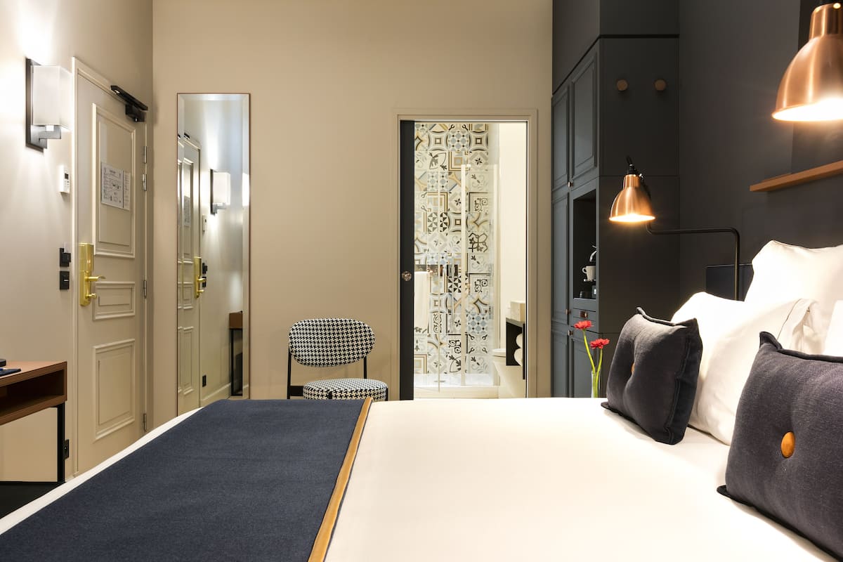 Enkeltrom | Minibar, safe på rommet, skrivebord og blendingsgardiner