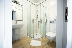 Double Room with Extra Bed and Private Bathroom | Baño | Ducha, secador de pelo, toallas y jabón