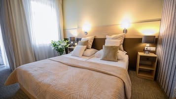 Escritorio, tabla de planchar con plancha, wifi gratis y ropa de cama