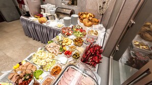 A buffet with various food items including meats, cheeses, and vegetables. - Hotel Kazimierz III (Kraków)