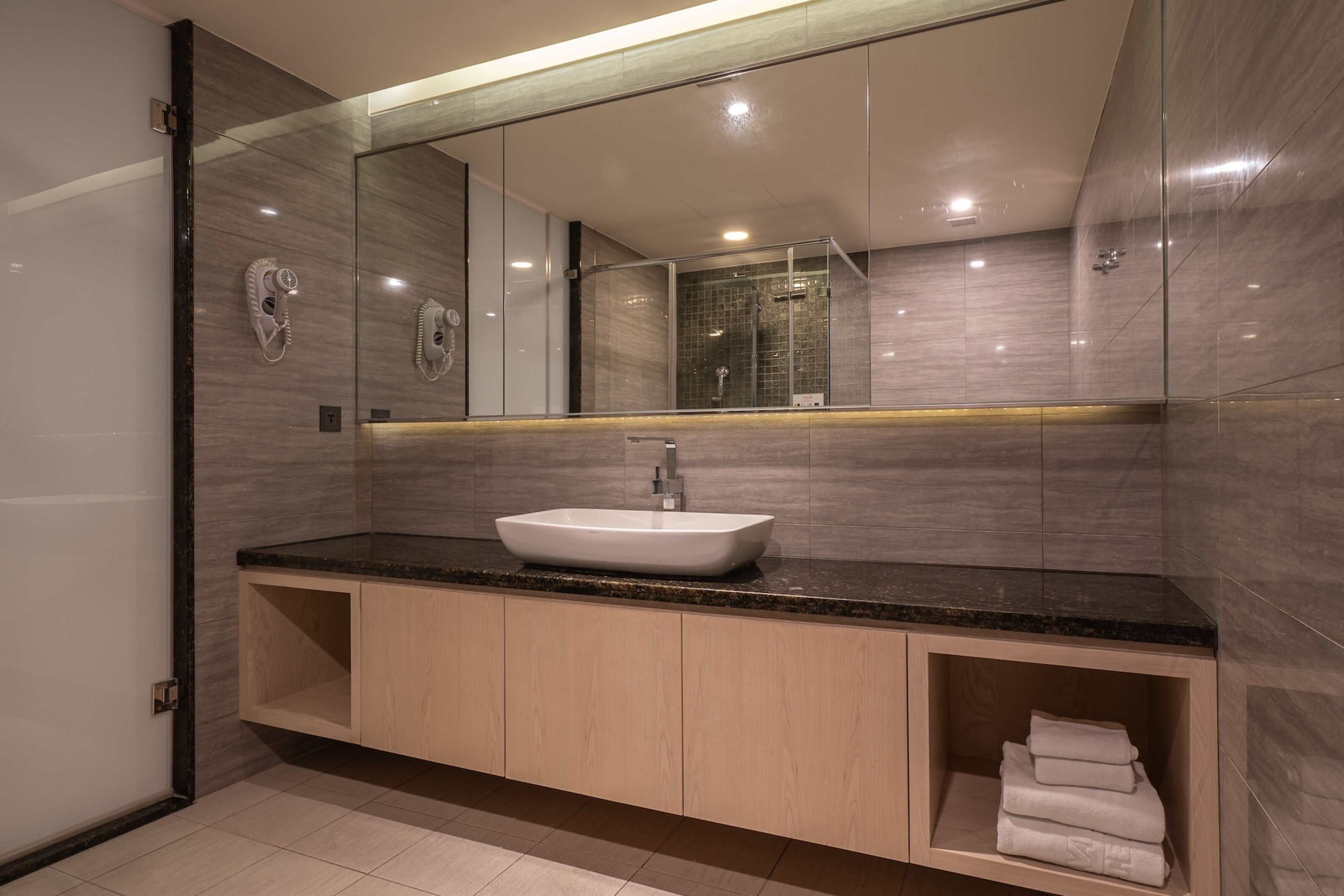 Superior Double Room | Bathroom | Hair dryer, towels, shampoo, toilet paper