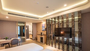 A modern hotel room with a large bed, a desk, a TV, and a bathroom. - Guide Hotel Taichung ZiYou (Taichung)