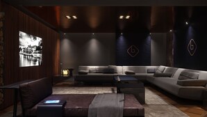 Ein modernes Wohnzimmer mit einer Eckcouch, einem Couchtisch und einem an der Wand befestigten Flachbildfernseher.