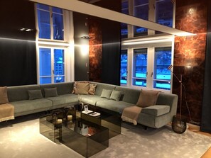 Departamento empresarial, 2 habitaciones | Área de sala de estar | Televisión de pantalla plana 