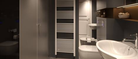 Business-Apartment, 2 Schlafzimmer | Waschbecken im Bad