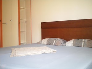 Bàn, phòng cách âm, giường gấp/giường phụ (phụ phí) 
