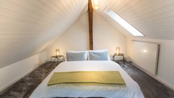 Apartment, 3 Schlafzimmer, Flussblick | 3 Schlafzimmer, Minibar, individuell dekoriert, individuell eingerichtet