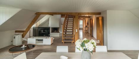 Appartement, 3 slaapkamers, uitzicht op rivier | Woonruimte | Flatscreentelevisie