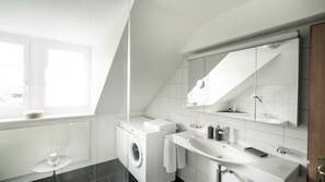 Apartment, 3 Bedrooms, River View | Bathroom