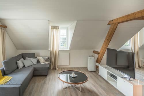 Appartement, 3 chambres, vue sur le fleuve | Aire de séjour | Téléviseur à écran plat