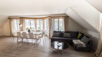 Apartment, 3 Schlafzimmer, Flussblick | Wohnbereich | Flachbildfernseher