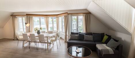 Apartment, 3 Schlafzimmer, Flussblick | Wohnbereich | Flachbildfernseher