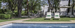 Seasonal outdoor pool, pool umbrellas, pool loungers - Hotel Duques de Medinaceli (El Puerto de Santa Maria)
