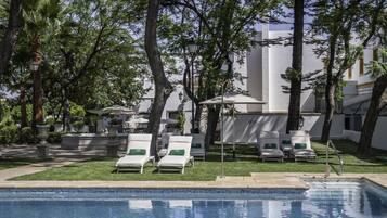 Seasonal outdoor pool, pool umbrellas, sun loungers