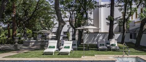 Alberca al aire libre por temporada y sombrillas en la alberca