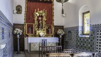 Lunch and dinner served