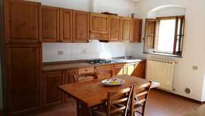 Refrigerador con freezer, utensilios de cocina