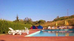 Una piscina al aire libre de temporada