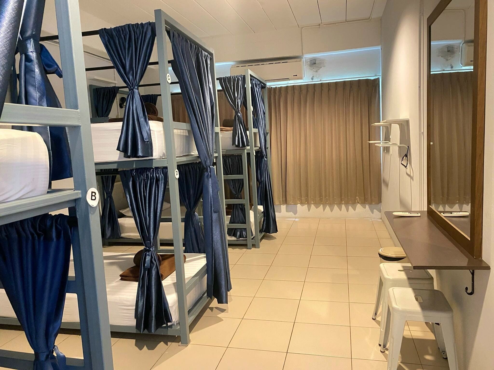 Private room 6 Beds shared bathroom | Bed sheets