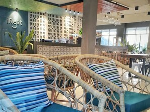 Serves breakfast, lunch and dinner