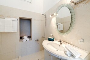 Appartement, 3 slaapkamers | Badkamer | Een douche, gratis toiletartikelen, een haardroger, badjassen