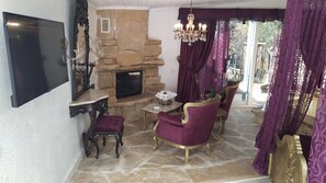 أغطية فراش متميزة وعناصر مجانية داخل الميني بار وخزنة داخل الغرفة ومكتب