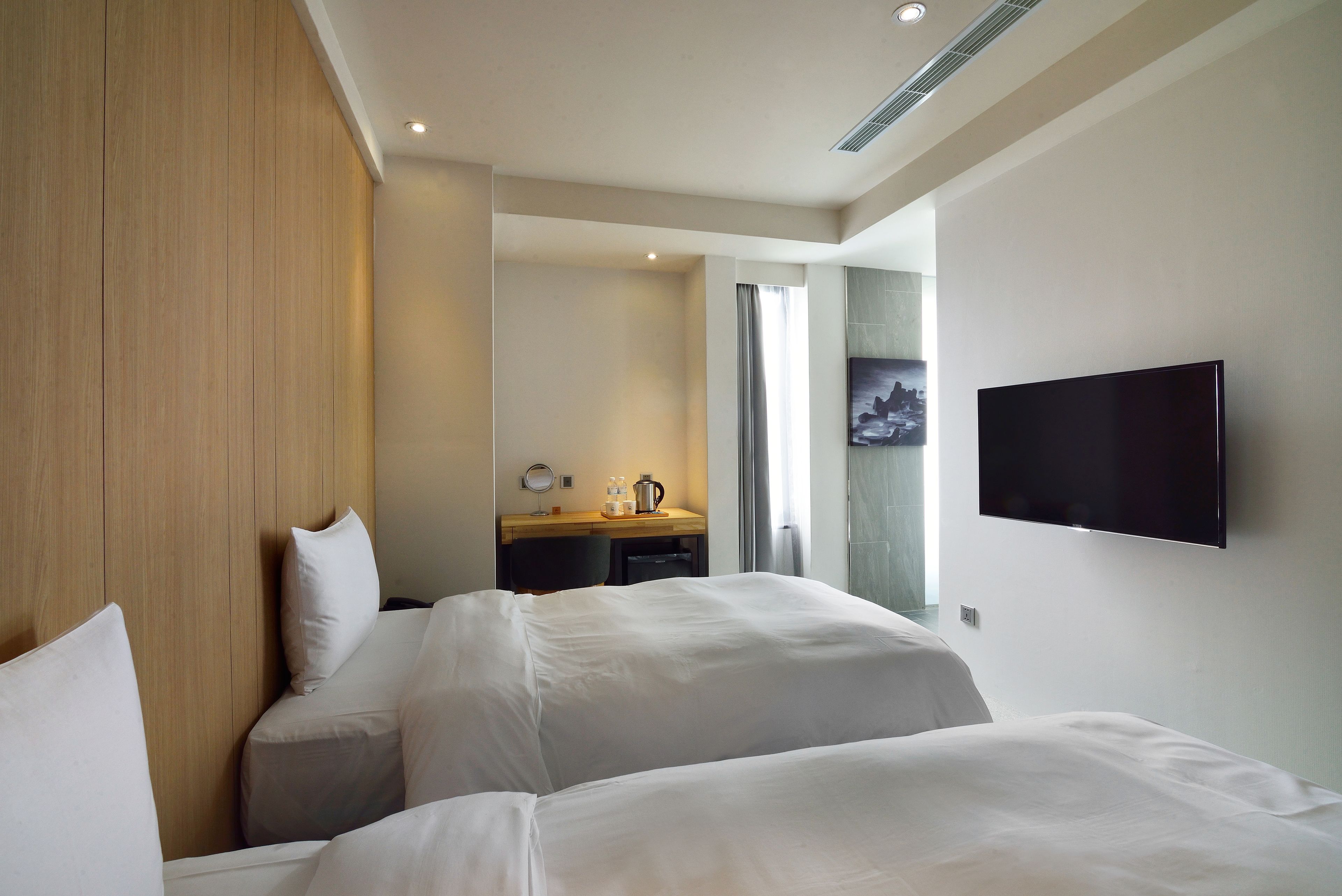 desk, soundproofing, free wifi, bed sheets