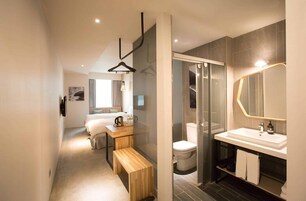 Desk, soundproofing, free WiFi, bed sheets