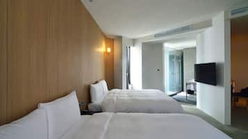 Desk, soundproofing, free WiFi, bed sheets