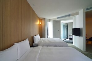 Desk, soundproofing, free WiFi, bed sheets