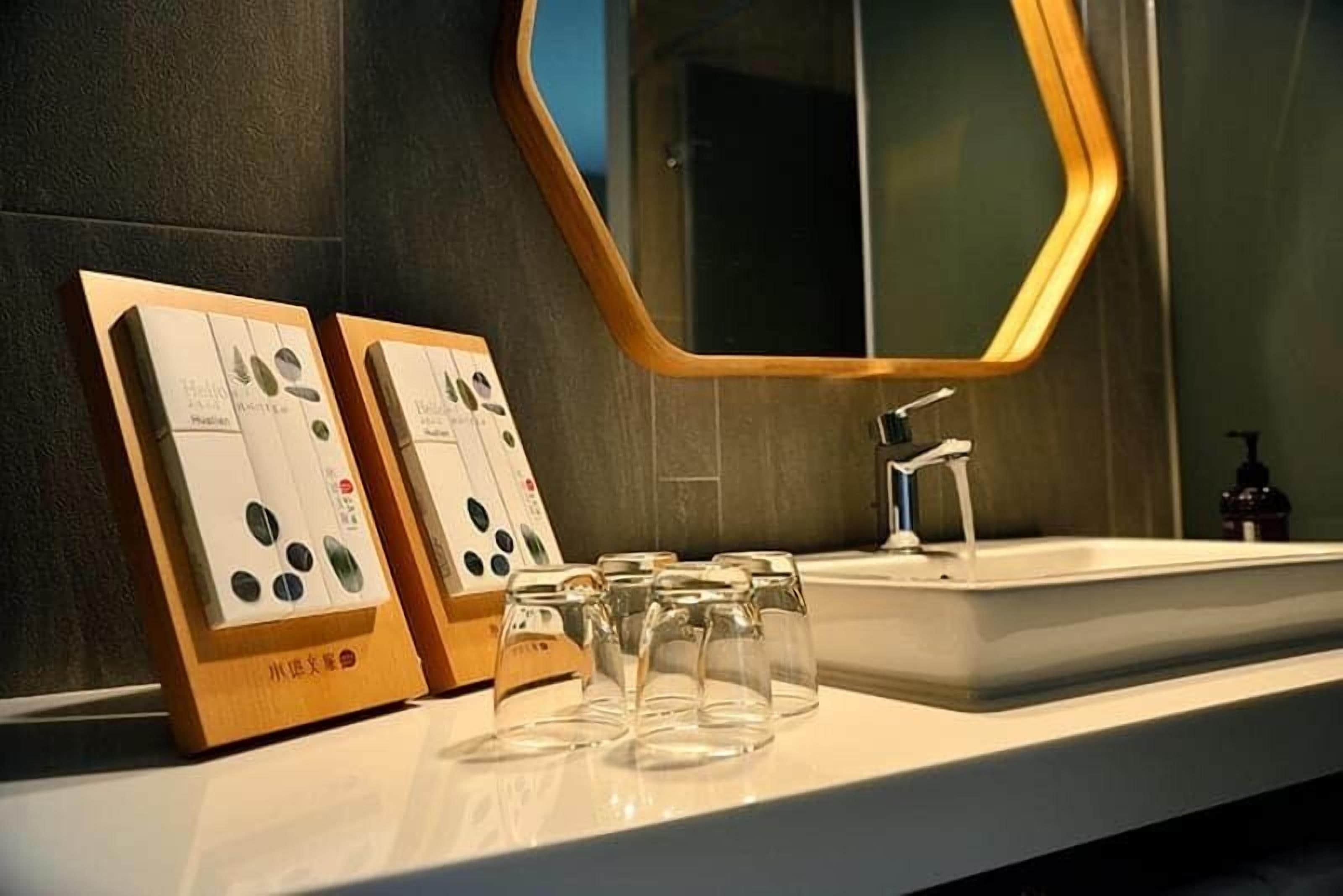 deluxe double king with tub | desk, soundproofing, free wifi, bed sheets