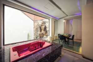 Premium Double Room, 1 King Bed | Bathroom - Bali Motel (Taoyuan City)