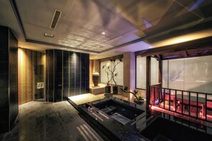 Habitación Deluxe doble | Baño | Bañera y ducha independientes y cabezal de ducha tipo lluvia