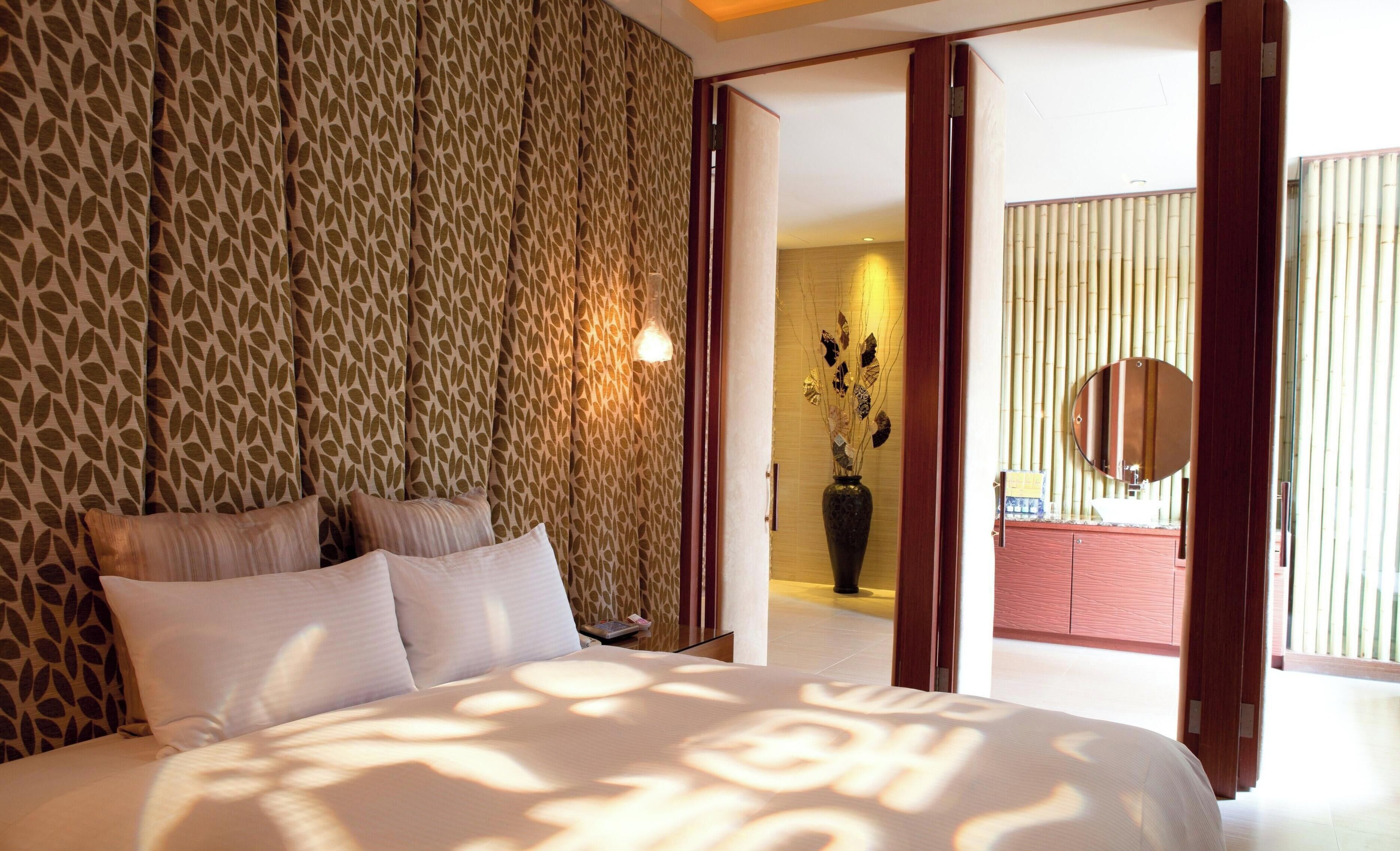 1 bedroom, Egyptian cotton sheets, down comforters, free minibar