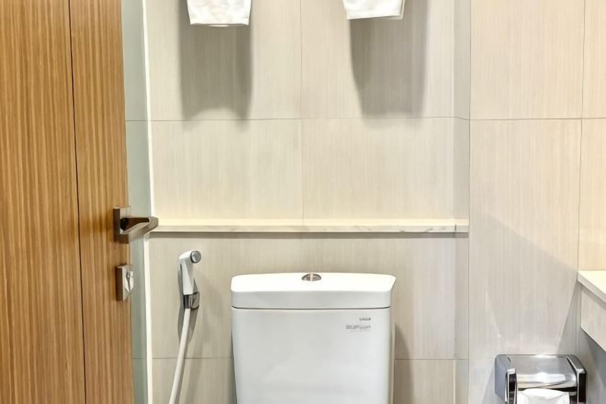 Badkamer | Een douche, gratis toiletartikelen, pantoffels, handdoeken