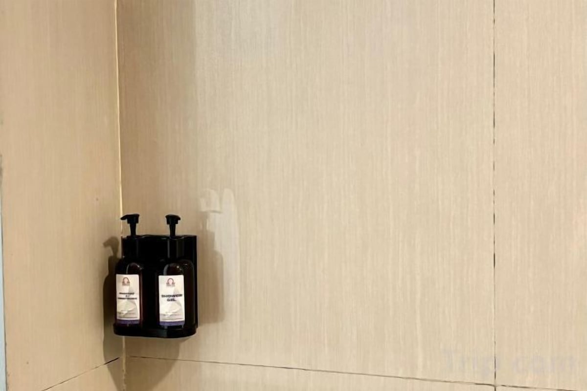 Douche, articles de toilette gratuits, chaussons, serviettes fournies