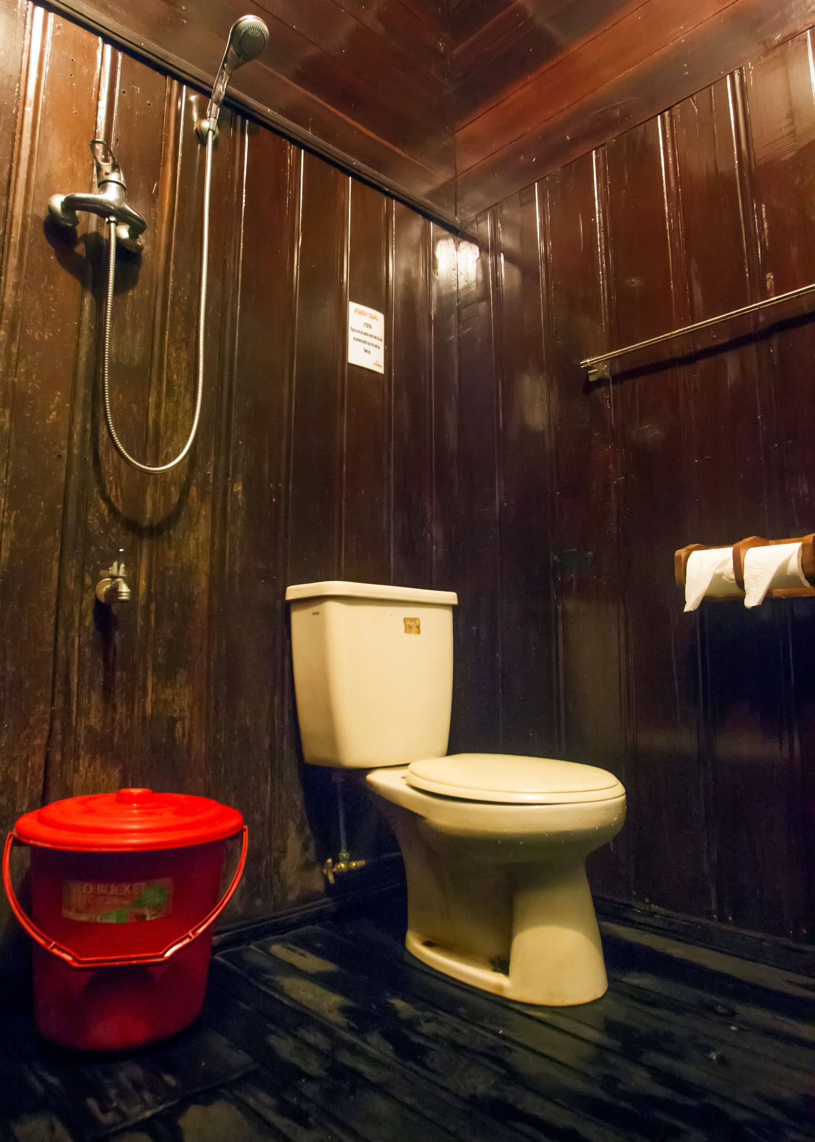 Ducha, pantuflas, toallas