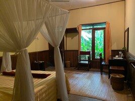 Beo Room | Desk, bed sheets