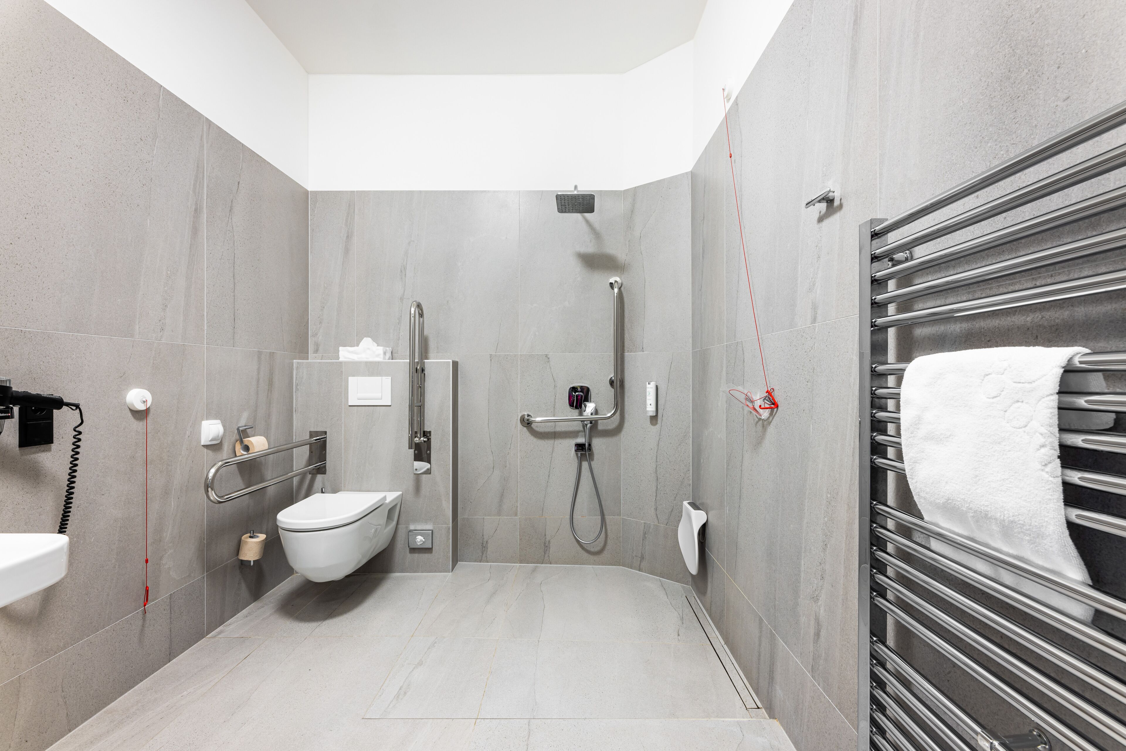 economy double room | bathroom | free toiletries, hair dryer, slippers, towels