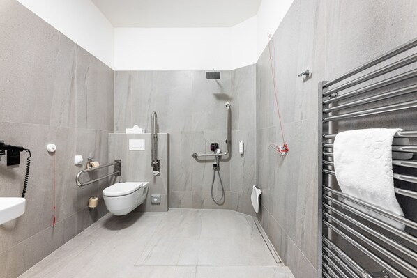 Un baño moderno con inodoro, bidé y ducha.