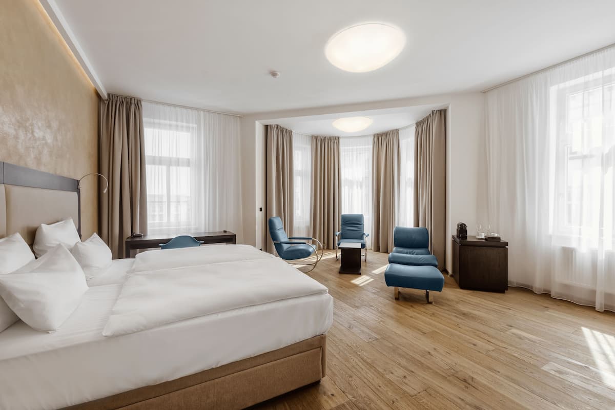 Habitación doble junior, balcón | Ropa de cama de alta calidad, camas Select Comfort y minibar