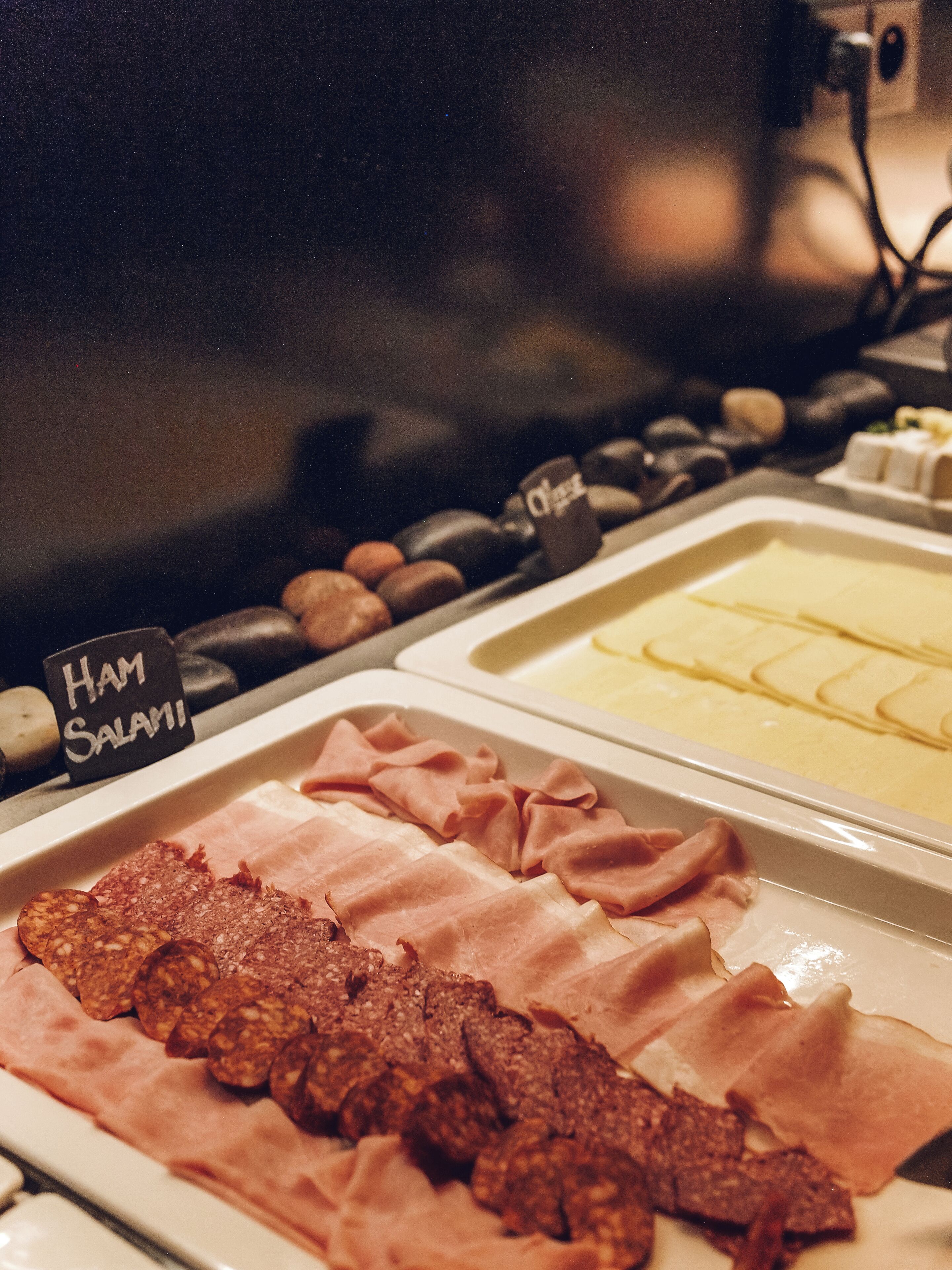 Una presentación de alimentos con jamón y salami.