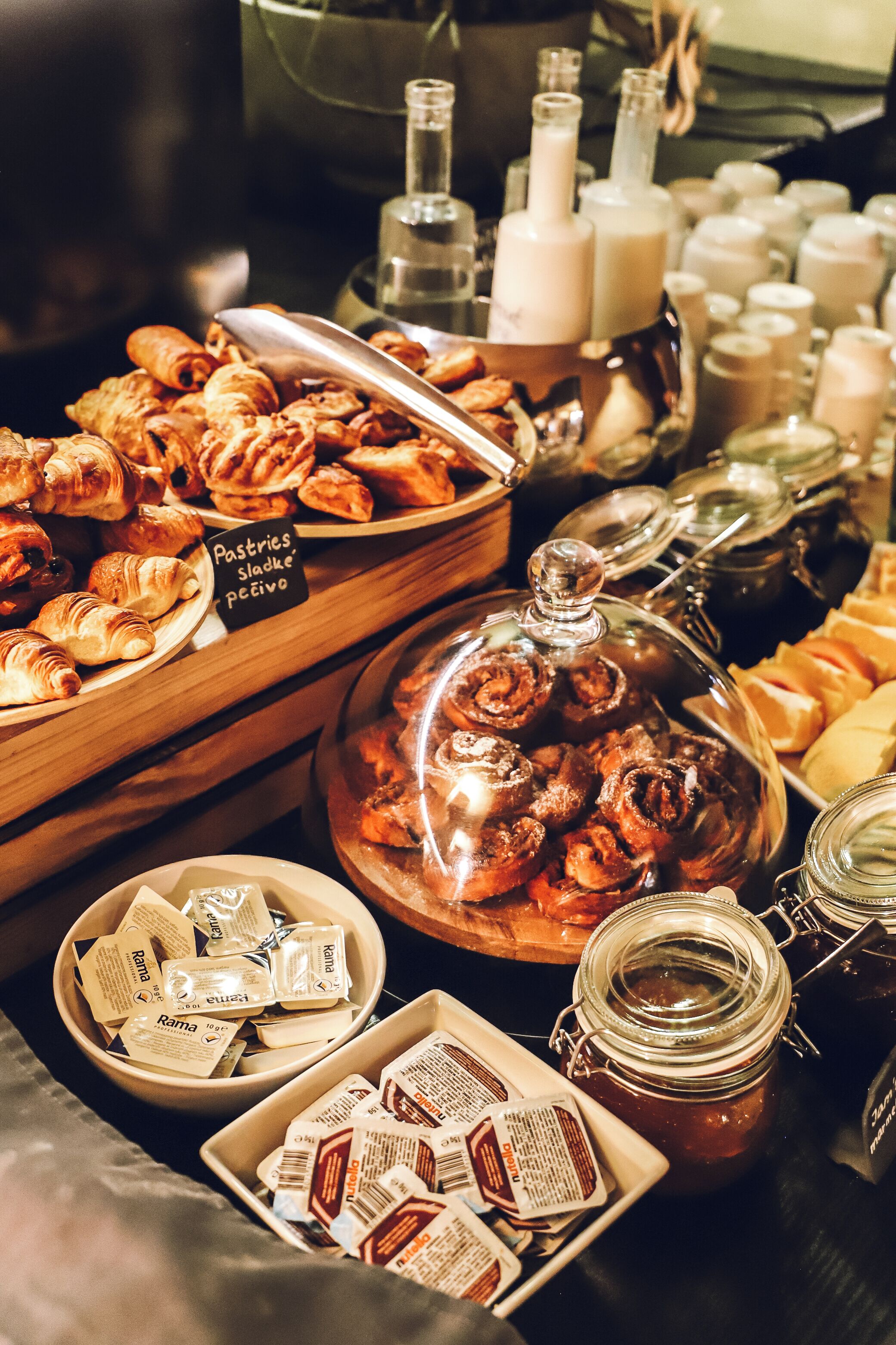 Een buffet met diverse gebakjes, jam en toevoegingen.