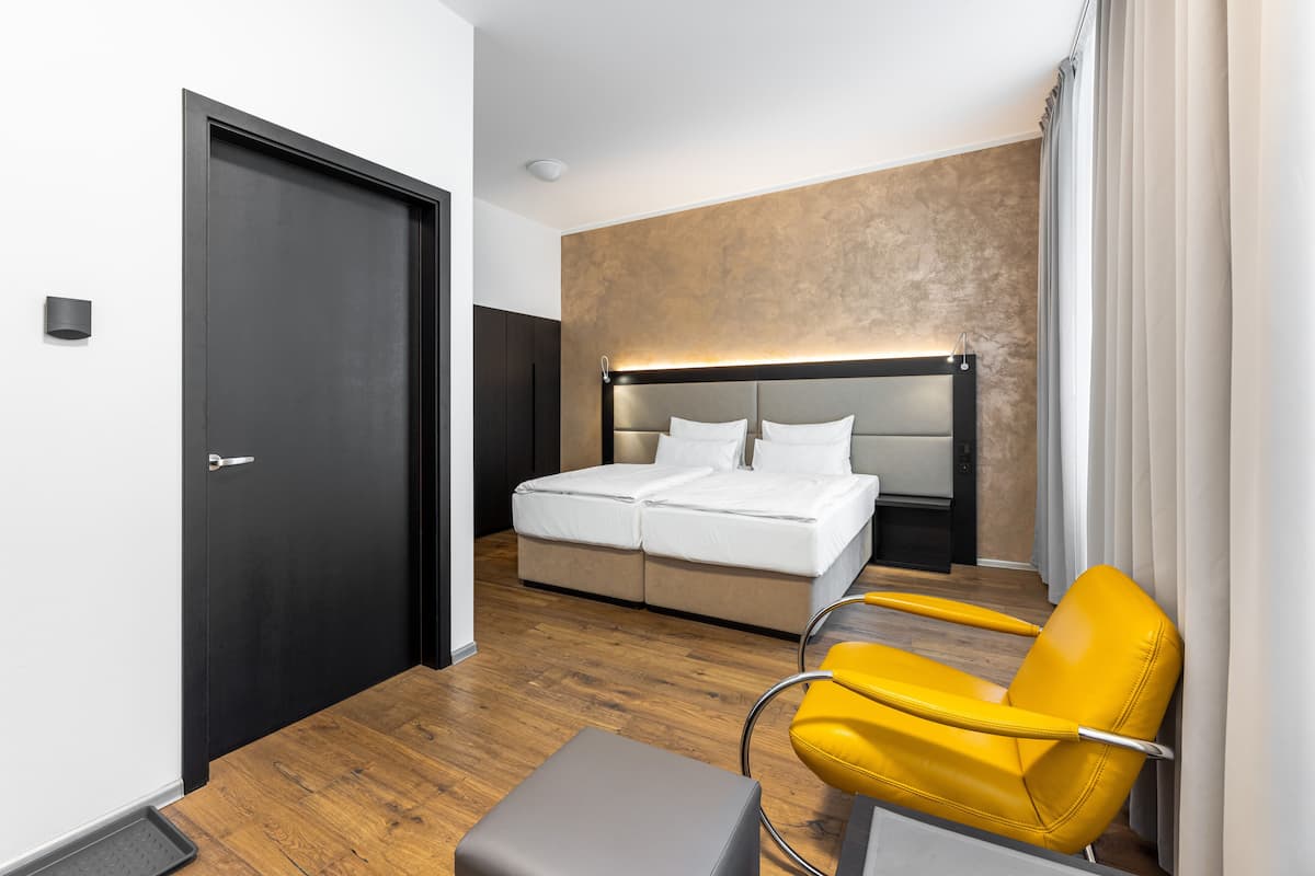 Habitación doble económica | Ropa de cama de alta calidad, camas Select Comfort y minibar