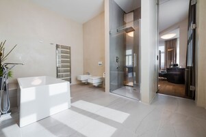 Quarto casal júnior, sacada | Banheiro | Produtos de toalete grátis, secador de cabelo, chinelos 