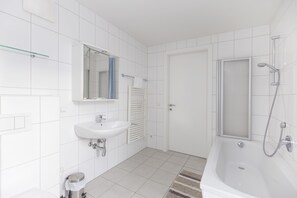 奢華公寓 | 浴室 | 淋浴設備、吹風機、毛巾