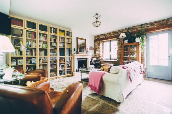 Library - Casa Rural La Perla (Hiendelaencina)
