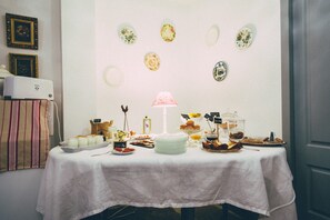Daily continental breakfast for a fee - Casa Rural La Perla (Hiendelaencina)