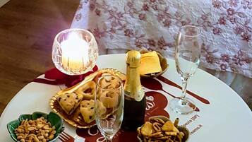 Minibar con snack e bevande gratuite, una cassaforte in camera