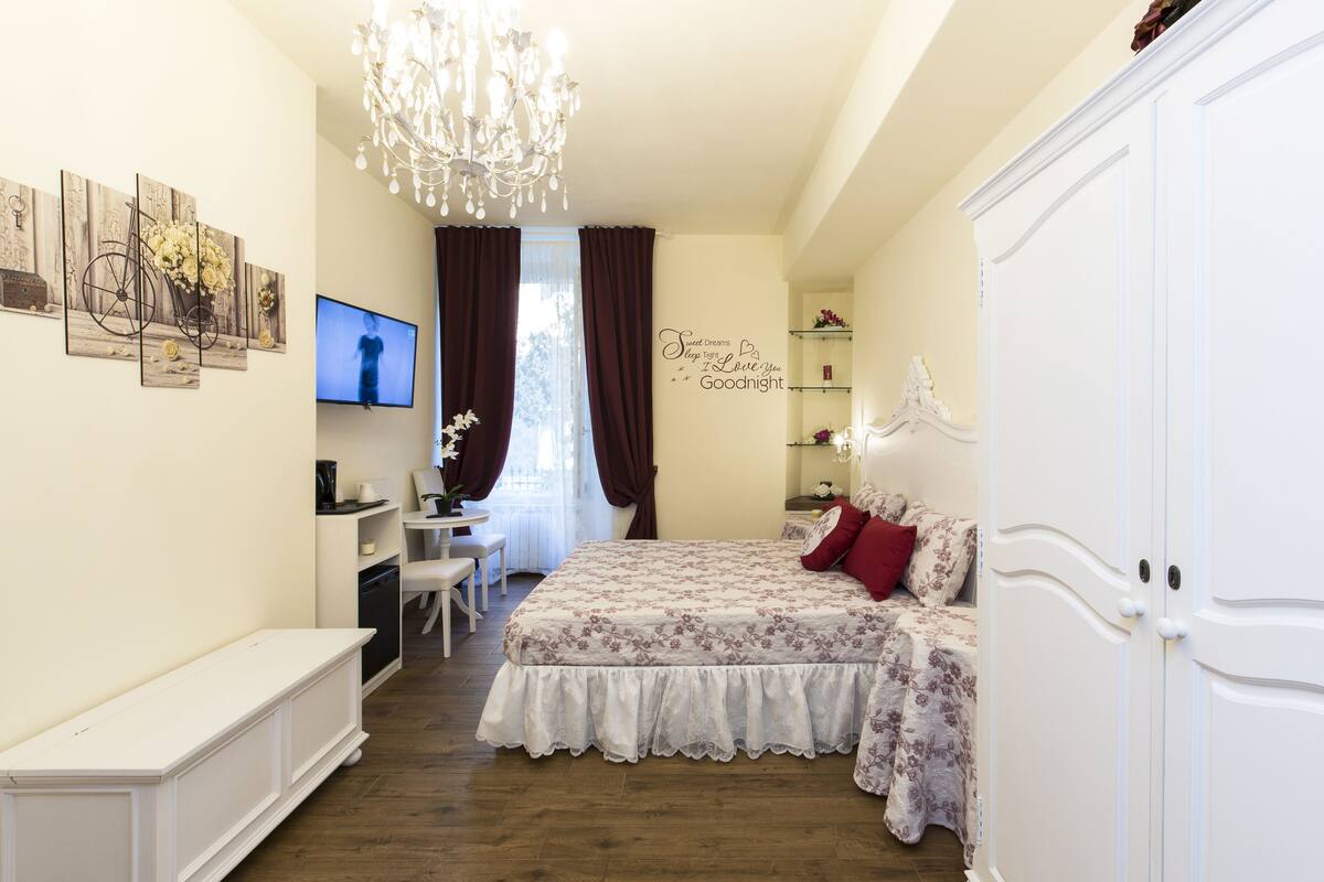 Romantische tweepersoonskamer, 1 queensize bed | Een gratis minibar, een kluis op de kamer, een bureau